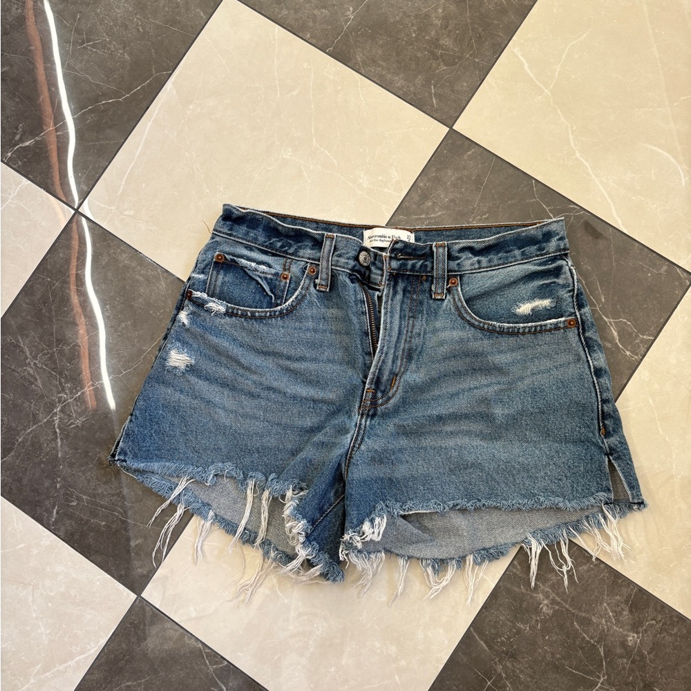Abercrombie & Fitch Mid Rise Boyfriend Short
